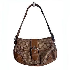 Vintage COACH hand bag beautiful brown honey color with silver belt and zipper